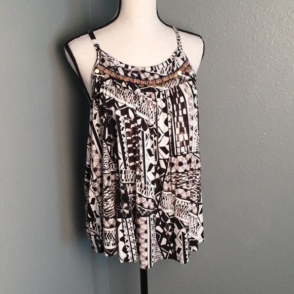 Cupio Tops - Sleeveless blouse with beaded neckline